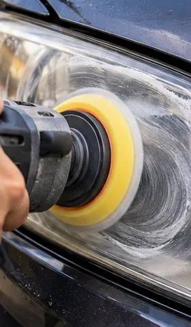 Farol sendo polido com boina